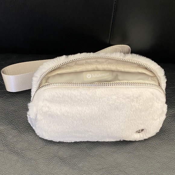 NWT LULULEMON EVERYWHERE BELT BAG PLUSH FLEECE BONE/SILVER 1L - Picture 6 of 8